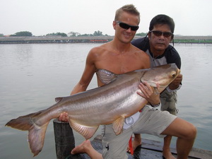 Rasmus fishing in Bangkok for catfish at Bungsamran